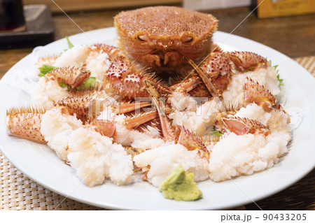 美味しい北海道の毛蟹の刺し身 90433205