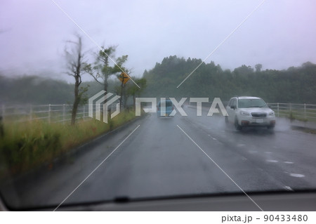 雨の日のドライブ　運転イメージ　交通イメージ 90433480