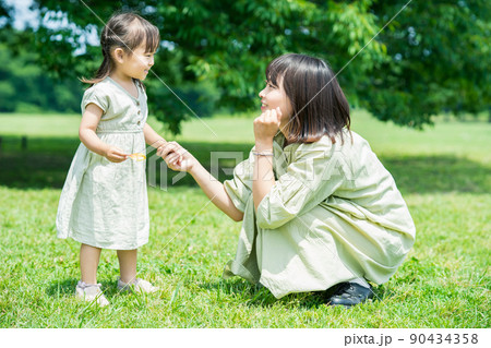 公園で遊ぶ親子 90434358