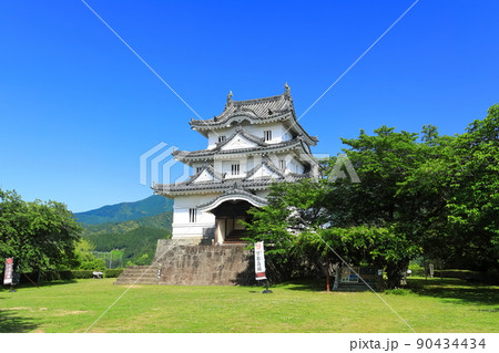 【愛媛県】晴天下の宇和島城天守閣 90434434