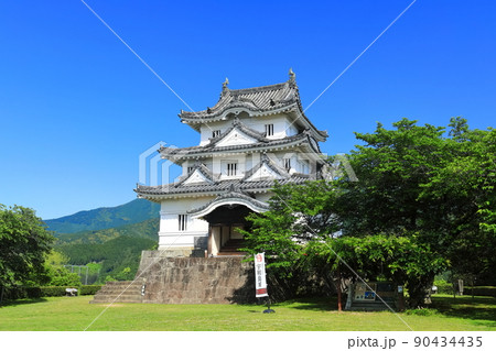 【愛媛県】晴天下の宇和島城天守閣 【愛媛県】晴天下の宇和島城天守閣 90434435