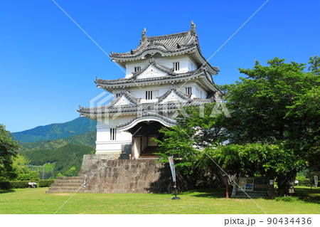 【愛媛県】晴天下の宇和島城天守閣 90434436