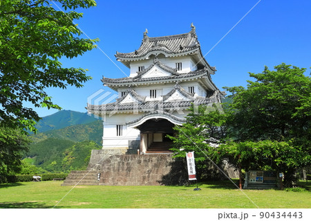 【愛媛県】晴天下の宇和島城天守閣 90434443
