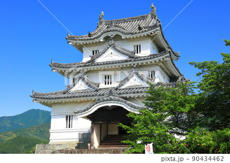 【愛媛県】晴天下の宇和島城天守閣 90434462