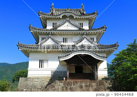 【愛媛県】晴天下の宇和島城天守閣 90434468