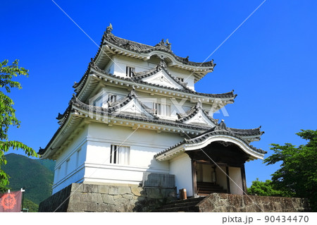 【愛媛県】晴天下の宇和島城天守閣 90434470
