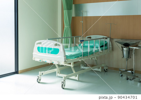 Empty bed in the modern hospital room. 90434701