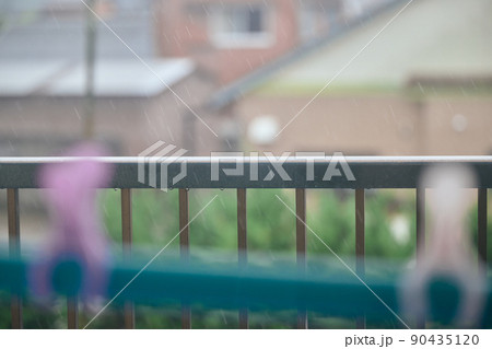 雨で濡れた家のベランダ 梅雨イメージ 雨で濡れた家のベランダ 梅雨イメージ 90435120