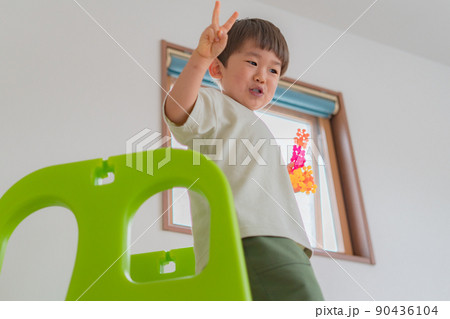 部屋で遊ぶ子供 男の子 部屋で遊ぶ子供 男の子 90436104