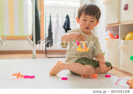 部屋で遊ぶ子供　男の子 90436108