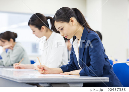 資格試験を受ける女性 資格試験を受ける女性 90437588