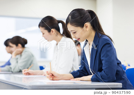 資格試験を受ける女性 90437590