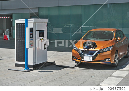 充電中の電気自動車 充電中の電気自動車 90437592