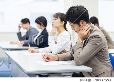 資格試験を受ける若い人々 90437593