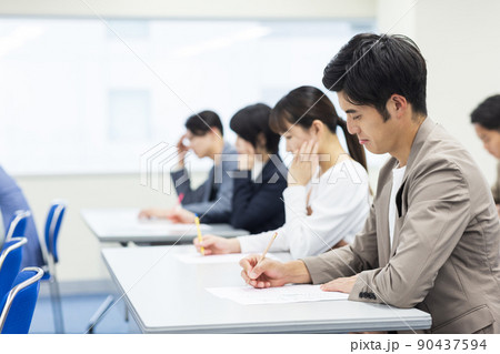 資格試験を受ける若い人々 資格試験を受ける若い人々 90437594