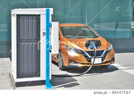 充電中の電気自動車 充電中の電気自動車 90437597