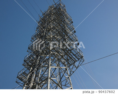 夏空にニョキリと立つ送電用の鉄塔 夏空にニョキリと立つ送電用の鉄塔 90437602