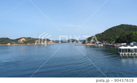 直島 宮浦港出港直後の風景 直島 宮浦港出港直後の風景 90437619