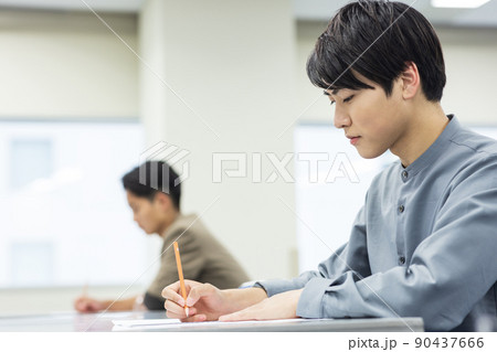 授業を受ける若い男性 90437666