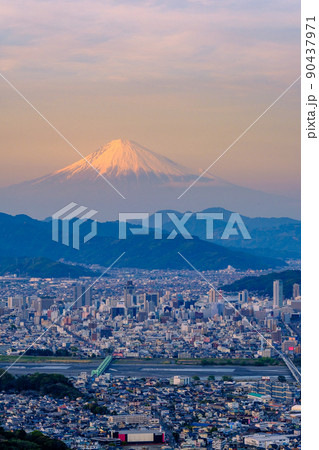 朝鮮岩から静岡市街と富士山の夕景 90437971