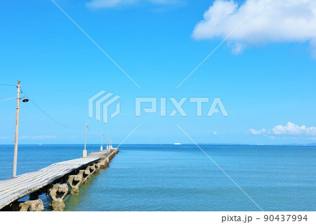 千葉県 青空の海と岡本桟橋(原岡桟橋) 千葉県 青空の海と岡本桟橋(原岡桟橋) 90437994