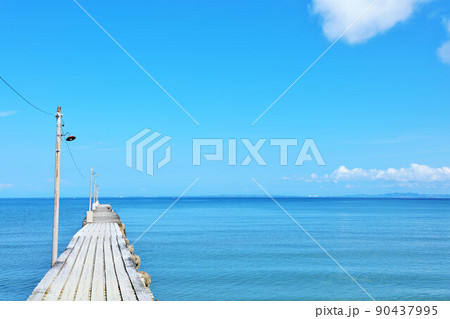 千葉県　青空の海と岡本桟橋（原岡桟橋） 90437995