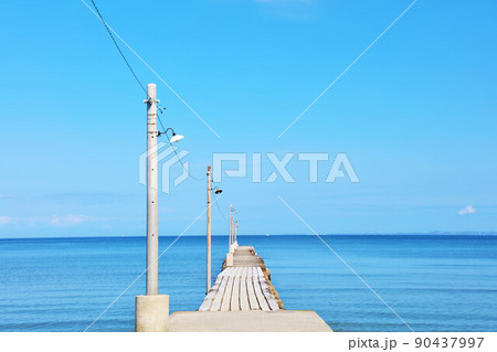 千葉県　青空の海と岡本桟橋（原岡桟橋） 90437997