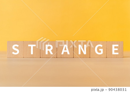 「STRANGE」と書かれたブロック 90438031