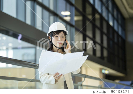 　働く　女性　ヘルメット 90438172