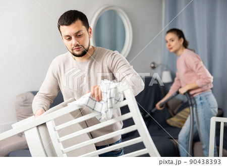 Wife and husband cleaning up in apartment 90438393