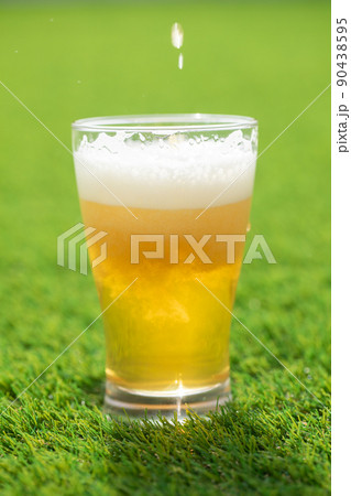 芝におかれたグラスビール beer 芝におかれたグラスビール beer 90438595