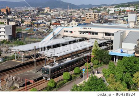 川西池田駅を発車する207系電車 90438824