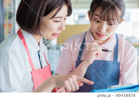 倉庫で明るく働く女性スタッフ 倉庫で明るく働く女性スタッフ 90438876