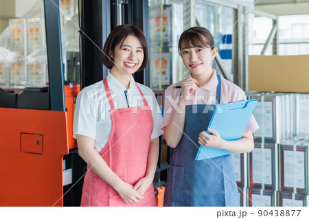 倉庫で明るく働く女性スタッフ 倉庫で明るく働く女性スタッフ 90438877