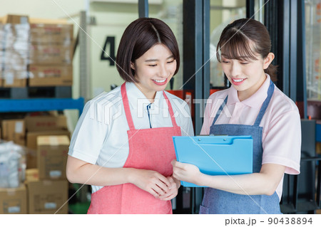 倉庫で明るく働く女性スタッフ 90438894