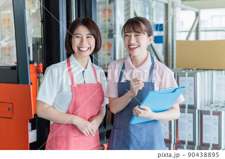 倉庫で明るく働く女性スタッフ 90438895