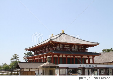 若葉薫る奈良興福寺の風景 若葉薫る奈良興福寺の風景 90438922