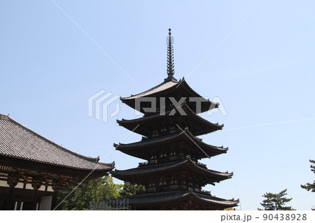 若葉薫る奈良興福寺の風景 若葉薫る奈良興福寺の風景 90438928