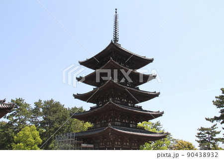 若葉薫る奈良興福寺の風景 若葉薫る奈良興福寺の風景 90438932