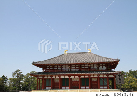 若葉薫る奈良興福寺の風景 若葉薫る奈良興福寺の風景 90438948