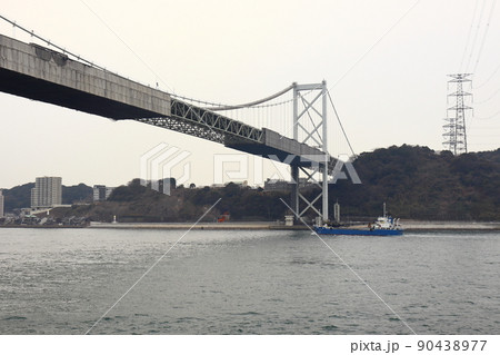 改修 メンテナンス工事中の関門大橋(門司から下関方面) 改修 メンテナンス工事中の関門大橋(門司から下関方面) 90438977