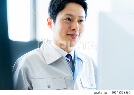 オフィスで働く作業服のビジネスマン 90439366