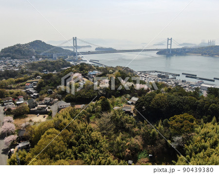 下津井城跡の城山の上空から瀬戸大橋の空撮 90439380