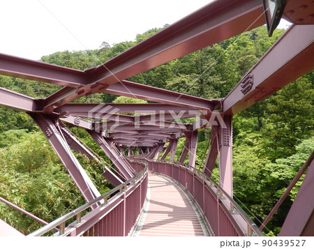 森に架かるS字型が特徴のあやとり橋|石川県加賀市山中温泉 森に架かるS字型が特徴のあやとり橋|石川県加賀市山中温泉 90439527