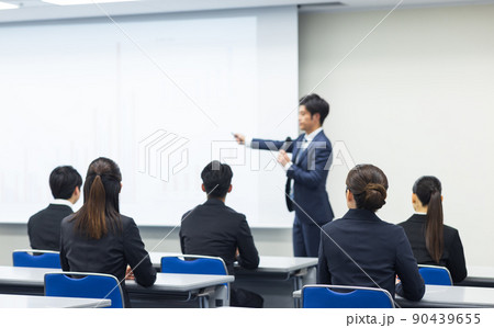 セミナーを受けるスーツを着た人々 セミナーを受けるスーツを着た人々 90439655
