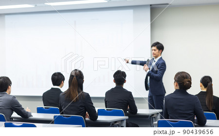 セミナーを受けるスーツを着た人々 セミナーを受けるスーツを着た人々 90439656