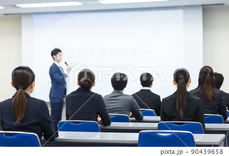 セミナーを受けるスーツを着た人々 セミナーを受けるスーツを着た人々 90439658