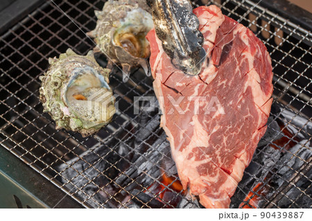炭火で焼かれるサザエと牛肉 Turban shell and beef 炭火で焼かれるサザエと牛肉 Turban shell and beef 90439887