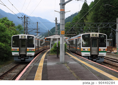飯田線 水窪駅で交換する213系電車 飯田線 水窪駅で交換する213系電車 90440284