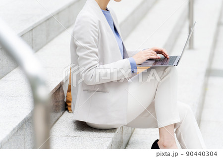階段でパソコンを操作する女性　パーツカット 90440304
